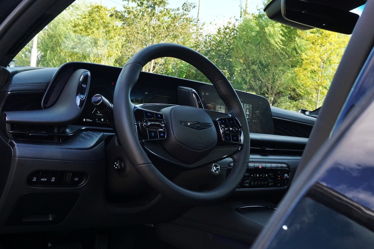 제네시스 G90 블랙 스티어링 휠. / 허인학 기자