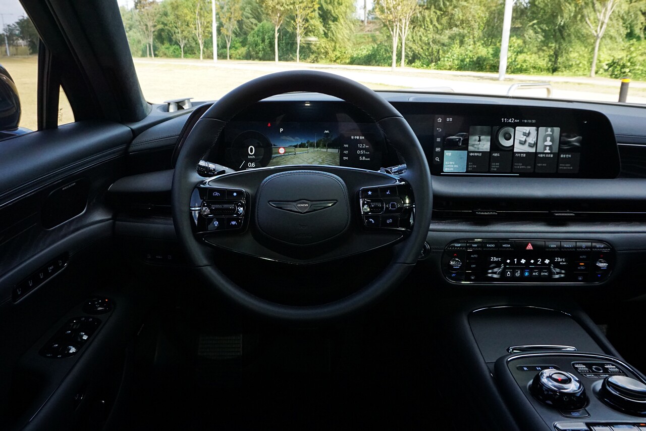 제네시스 G90 블랙 운전석. / 허인학 기자