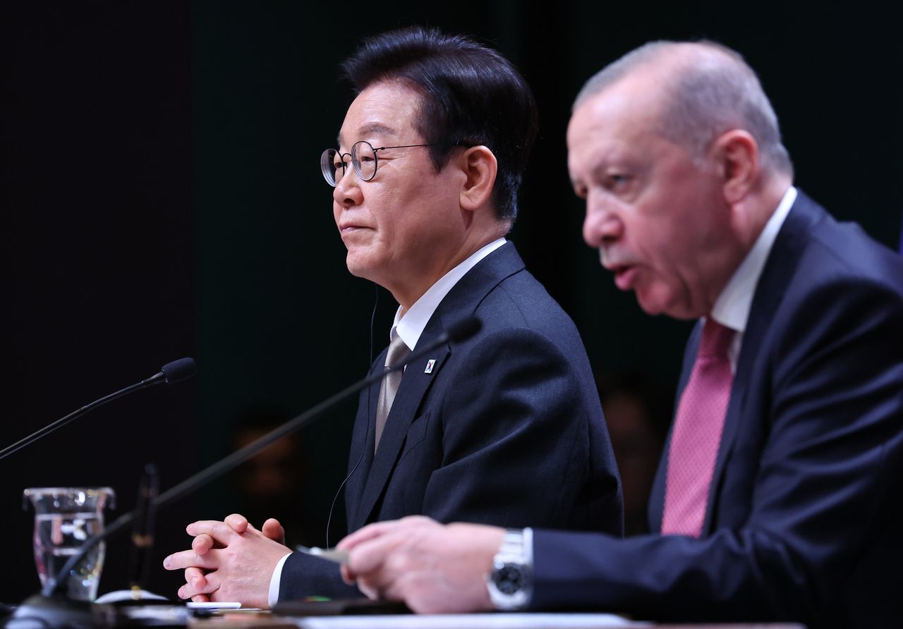 President Lee Jae Myung (left) and Turkish President Recep Tayyip Erdogan attend a joint press conference held in Ankara, Turkey, on Monday. (Yonhap)