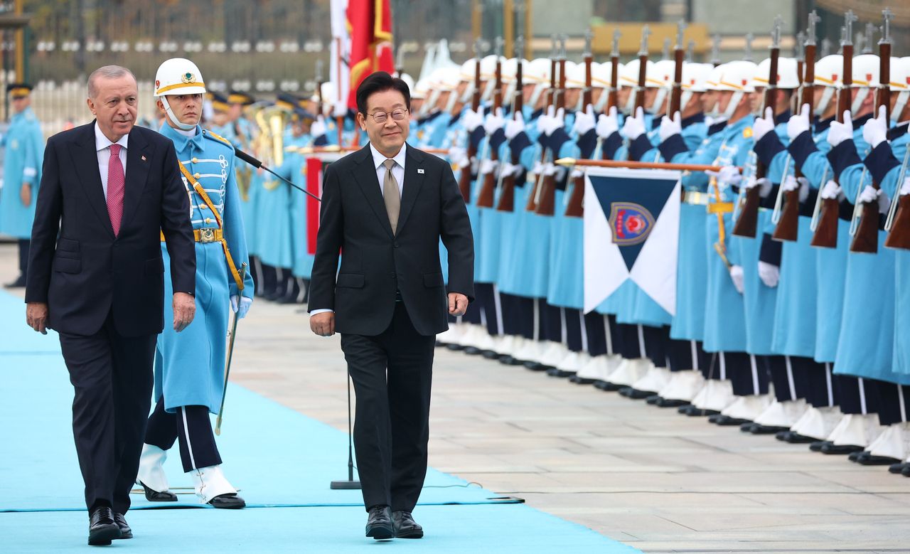 President Lee Jae Myung (second from left, front) and his Turkish counterpart Recep Tayyip Erdogan (left, front) inspect the guard of honor at the presidential complex in Ankara, Turkey, on Monday. (Yonhap)