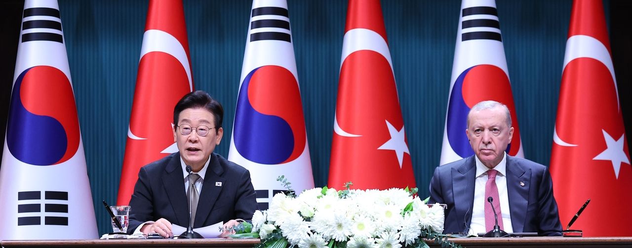 President Lee Jae Myung (L) and Turkish President Recep Tayyip Erdogan attend a joint press briefing held at the Turkish presidential palace in Ankara on Monday.