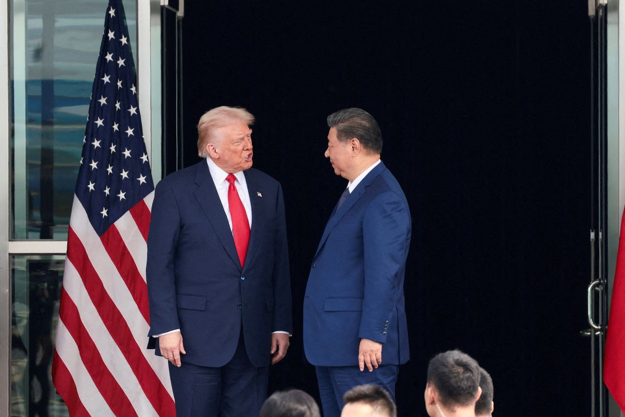 US President Donald Trump (left) and Chinese President Xi Jinping talk as they leave after a bilateral meeting at Gimhae International Airport in Busan on Oct. 30. Reuters-Yonhap