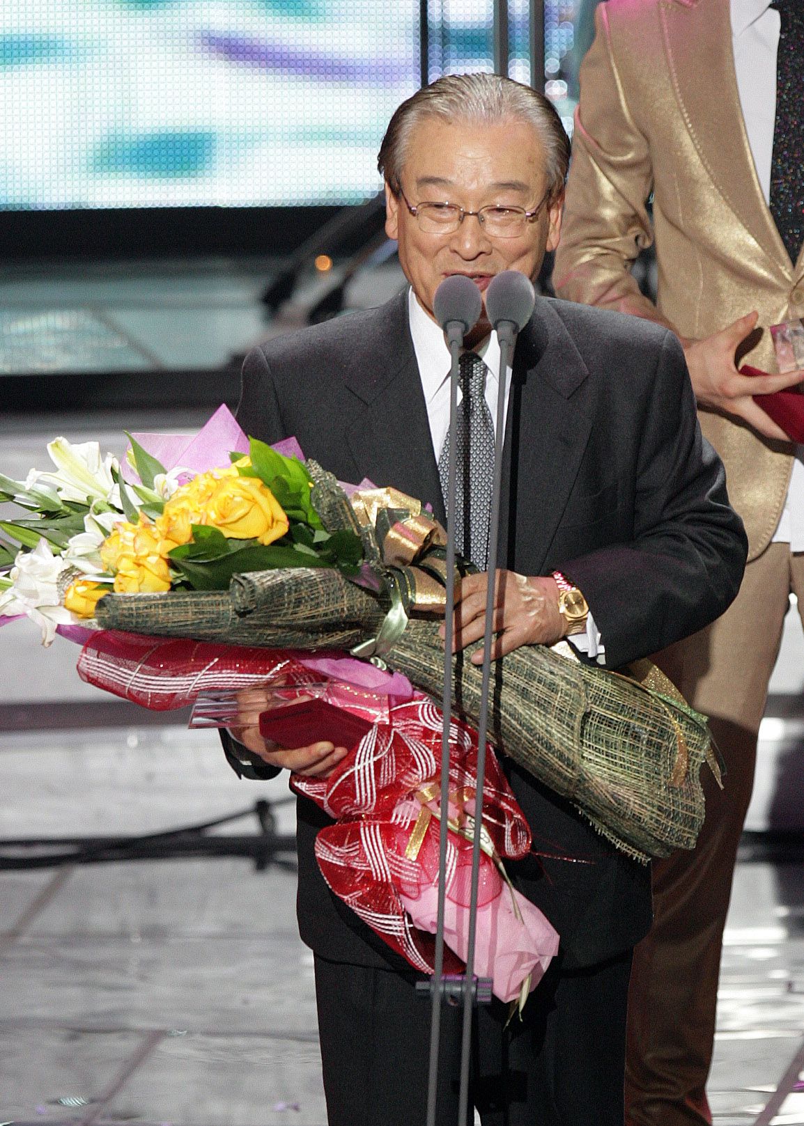 Lee Soon-jae delivers a speech after receiving the top prize at the 2007 MBC Drama Awards. (Yonhap)