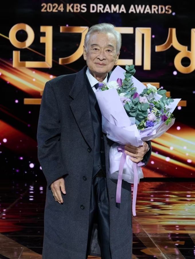 Lee Soon-jae receives the top prize at the 2024 KBS Drama Awards in January 2025. (KBS)