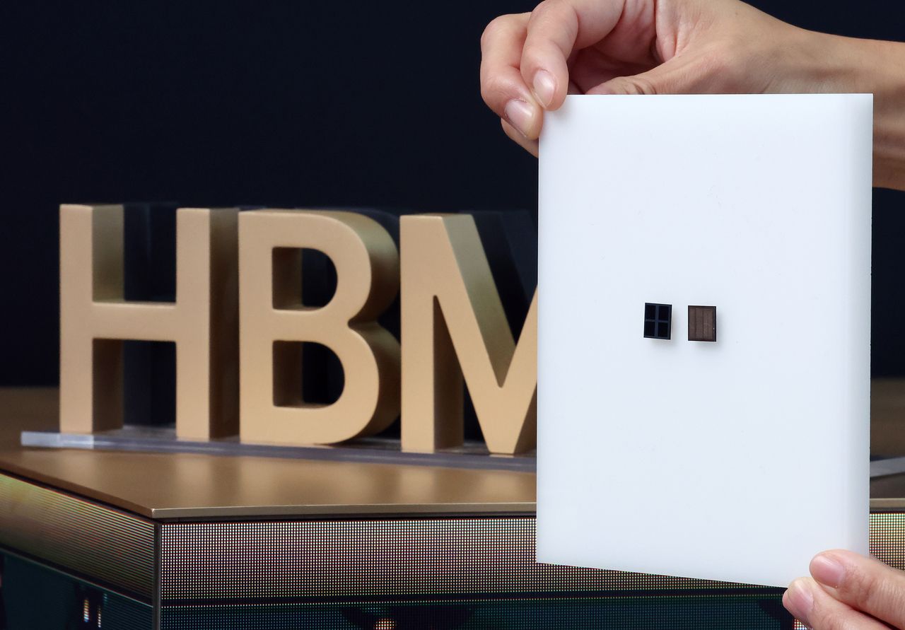 An SK Group official introduces the sixth-generation high-bandwidth memory, HBM4, developed by SK hynix at a tech showcase held in Gyeongju, North Gyeongsang Province, in October. (Yonhap)