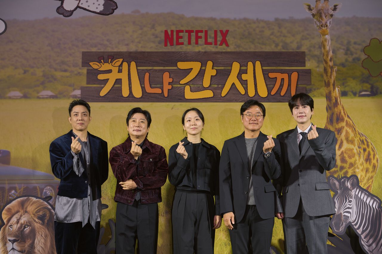 From left: Eun Ji-won, Lee Soo-geun, Kim Ye-sul, Nah Yung-suk and Kyuhyun pose for a photo during a press conference held in Yongsan-gu, Seoul, Tuesday. (Netflix)