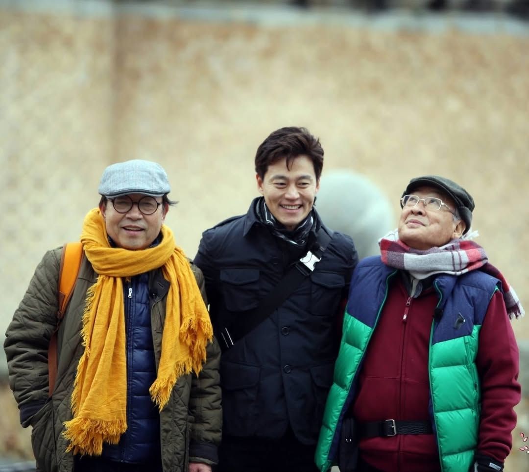 Lee Soon-jae (right) with Shin Gu (left) and Lee Seon-jin during the filming of the travel reality show 