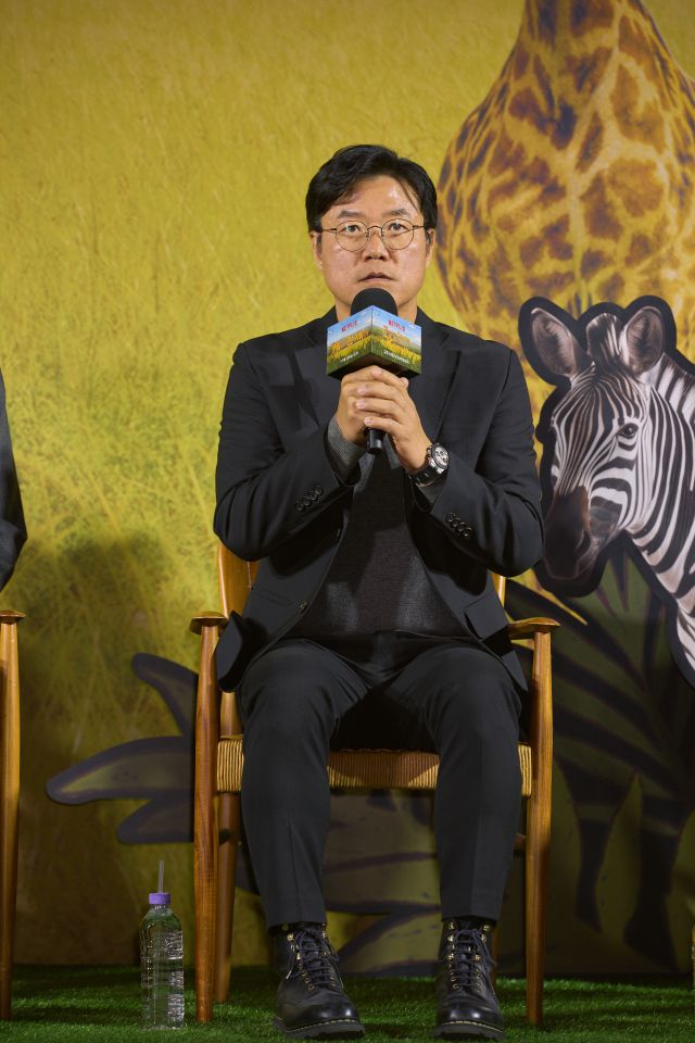 Producer Nah Yung-suk pays tribute to the late Lee Soon-jae during a press event for his new program on Tuesday. (Netflix)