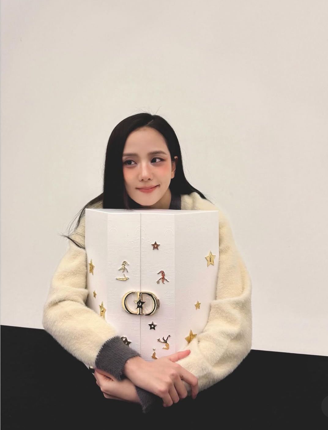 Jisoo's makeup look with Dior's holiday beauty items (Instagram)