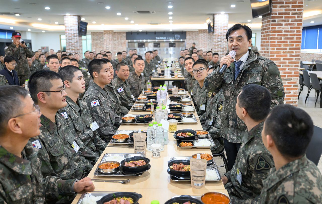 Defense Minister Ahn Gyu-back (right) speaks with soldiers during a visit to the Army’s 35th Recruit Training Battalion on Nov. 20. (Newsis)