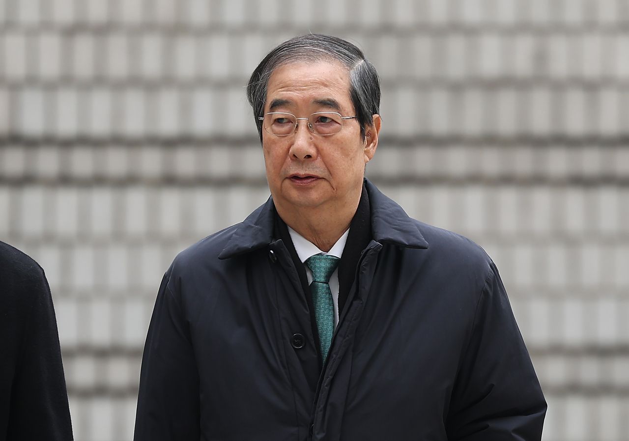 Former Prime Minister Han Duck-soo enters the Seoul Central District Court in southern Seoul on Monday. (Yonhap)