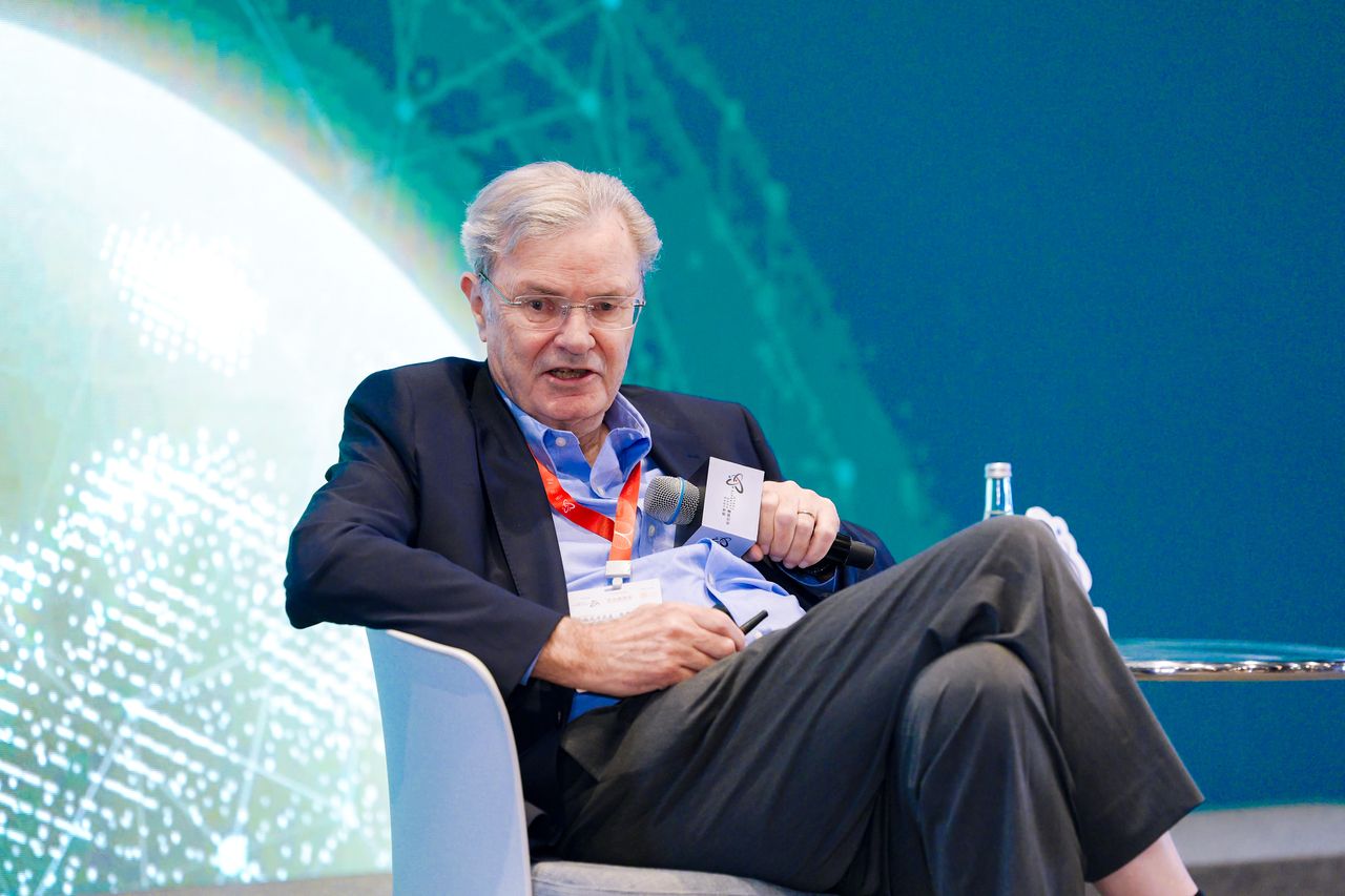 Wolfgang Baumeister speaks on the first day of the Hong Kong Laureate Forum 2025 at the Grand Hall in Hong Kong Science Themed Park on Nov. 5. (Hong Kong Laureate Forum)