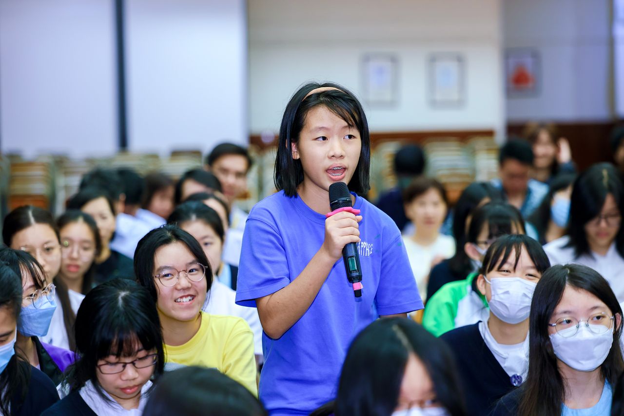 A high school student asks a question at the Hong Kong Laureate Forum 2025 in Hong Kong. (Hong Kong Laureate Forum)