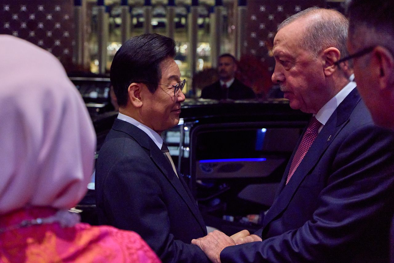 President Lee Jae Myung (left) shakes hands with Turkish President Recep Tayyip Erdogan during a state dinner Erdogan hosted in Ankara, Turkey, on Monday. (Pool photo via Yonhap)
