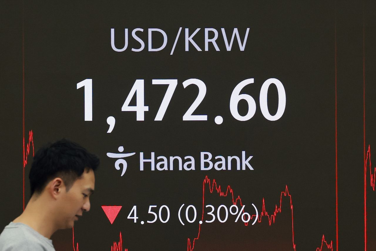 An electronic board at Hana Bank's dealing room in Seoul shows the won quoted at 1,472.6 per dollar, shortly after the daytime trading's closing bell, Tuesday. (Yonhap)