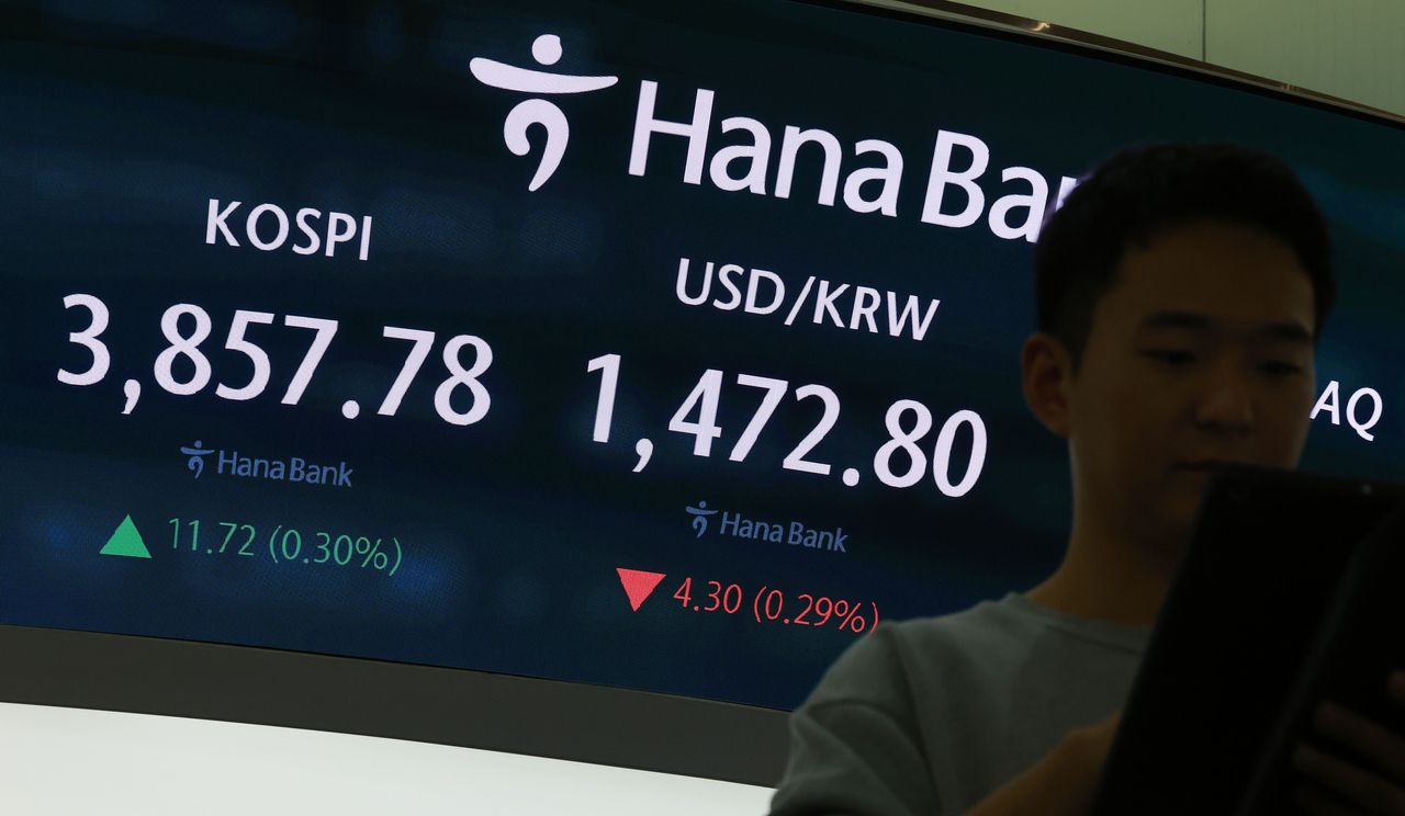 An electronic board showing the Korea Composite Stock Price Index at a dealing room of the Hana Bank headquarters in Seoul on Tuesday. (Yonhap)