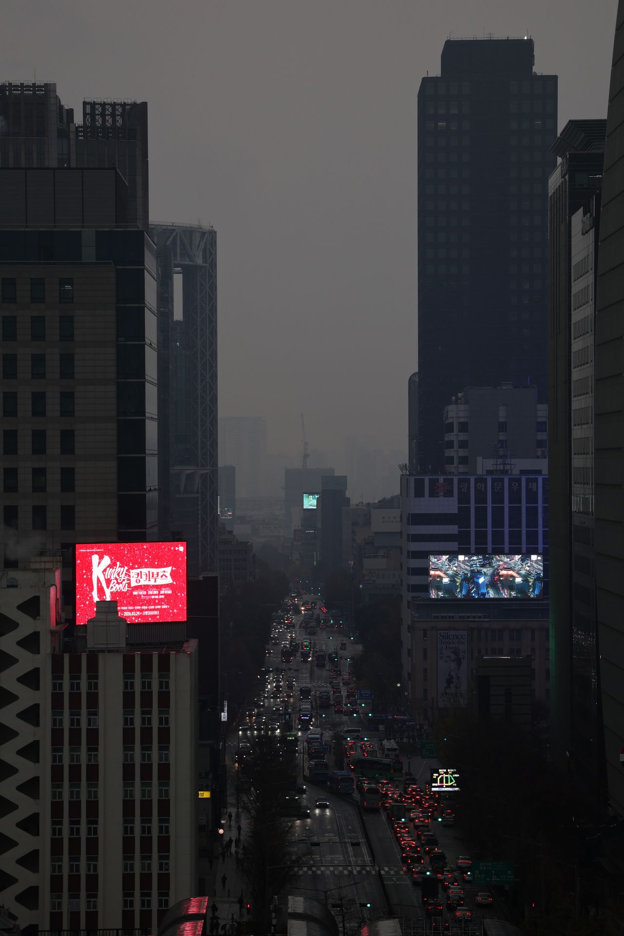 Haze blanketed Seoul's sky on Tuesday as the city experienced high levels of fine and ultrafine dust. (Yonhap)