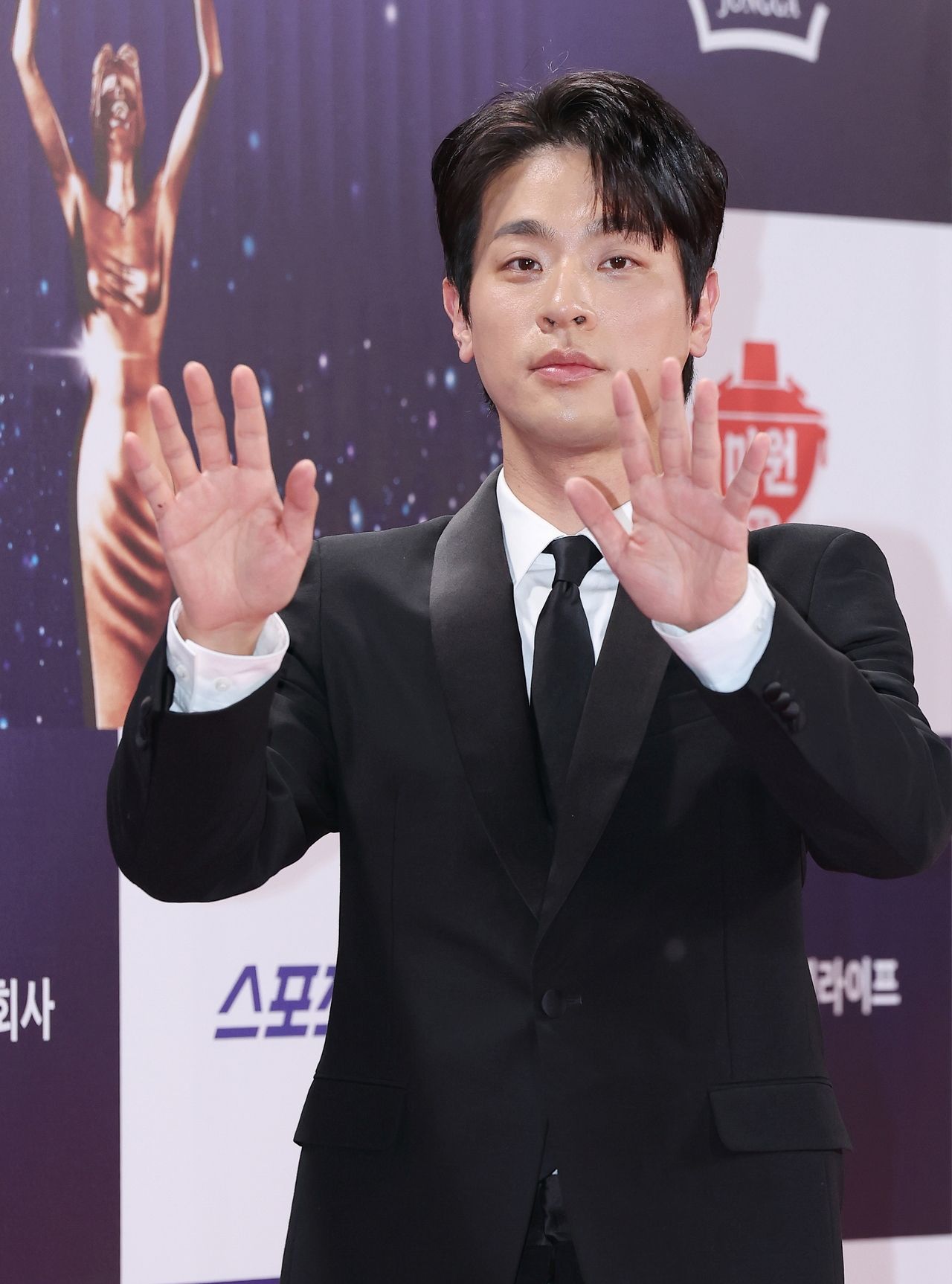 Park Jeong-min poses for a photo at the 46th Blue Dragon Film Awards held in KBS Hall, Seoul, Nov. 19. (Yonhap)