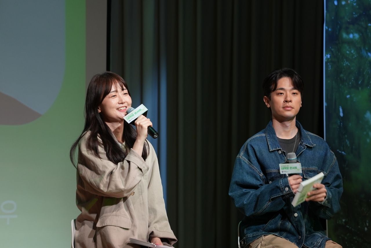 Actor-publisher Park Jeong-min (right) at a book talk at the National Library of Korea in Seoul on April 17, 2025 (National Library for the Disabled)