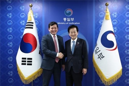 Unification Minister Chung Dong-young (right) and acting US Ambassador to South Korea Kevin Kim shake hands during their meeting in Seoul on Tuesday. (Yonhap)