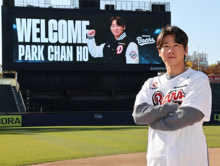 The Doosan Bears of professional baseball announced on the 18th that they signed a four-year contract with shortstop Park Chan-ho for a total of 8 billion won (down payment of 5 billion won, annual salary of 2.8 billion won, incentive of 200 million won). The photo shows Park Chan-ho of Doosan Bears posing at Jamsil Stadium. Courtesy of Doosan Bears