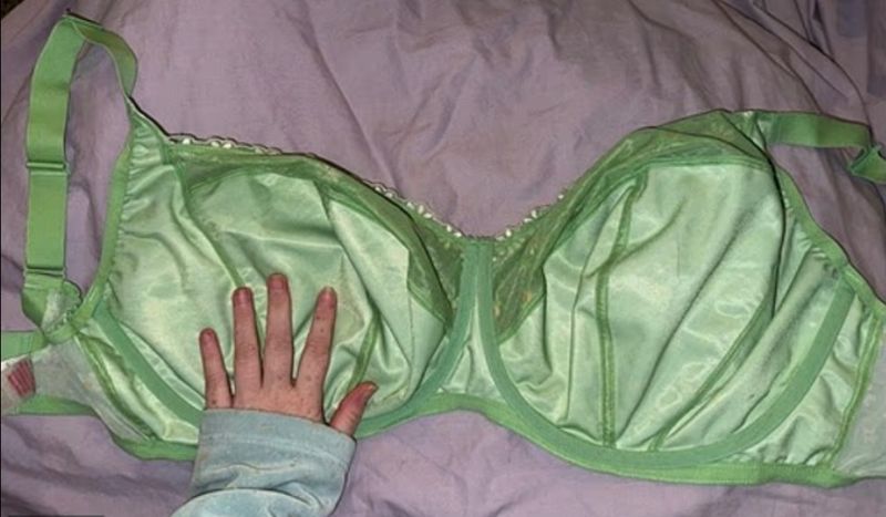 유방이 계속 커지는 거대유방증을 앓는 서머 로버트가 자신의 가슴 크기를 가름 할 수 있도록 브래지어를 공개했다.  출처=데일리메일