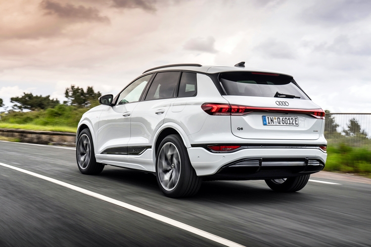 아우디 Q6 e-트론은 동급 경쟁모델 대비 국내 인증 주행거리가 길다. 기본형 모델인 아우디 Q6 e-트론 퍼포먼스 모델에는 삼성SDI 배터리가 탑재됐다. / 아우디코리아