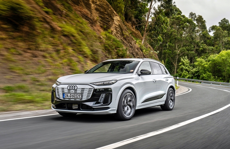 아우디가 올해 3월 국내에 출시한 중형 SUV 전기차 Q6 e-트론의 판매량이 1,000대를 넘어섰다. / 아우디코리아