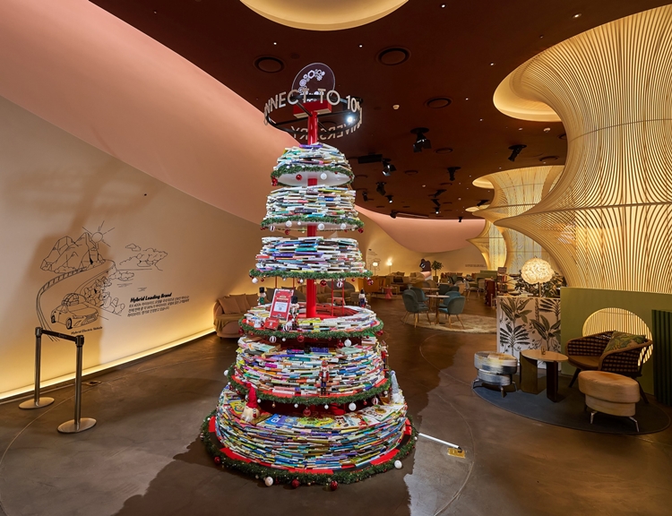 렉서스코리아가 연말을 맞아 잠실 롯데월드몰 커넥트투에서 12월 한 달간 그린 크리스마스 테마의 시즌 프로그램을 운영한다.  / 렉서스코리아