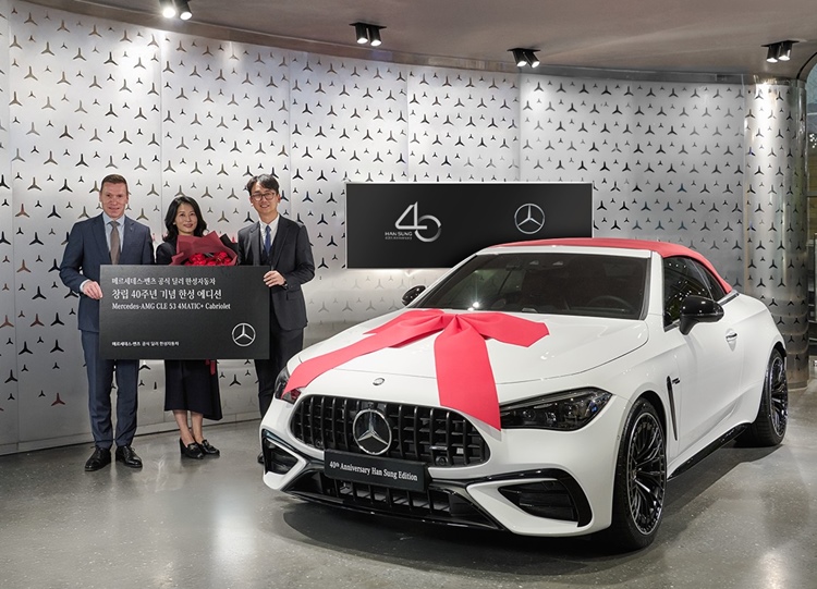 한성자동차가 창립 40주년을 기념해 선보인 ‘한성에디션’ 차량의 고객 인도식이 진행됐다. (사진 왼쪽부터) 마티아스 바이틀 메르세데스-벤츠 코리아 대표, 서계홍 고객, 김마르코 한성자동차 대표. / 한성자동차