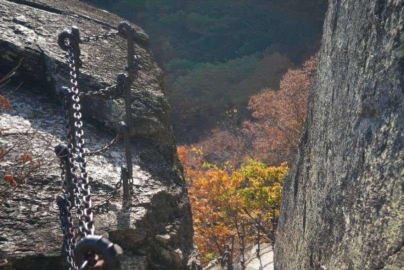 도선굴 가는 절벽 / 사진=한국관광공사@TourAPI