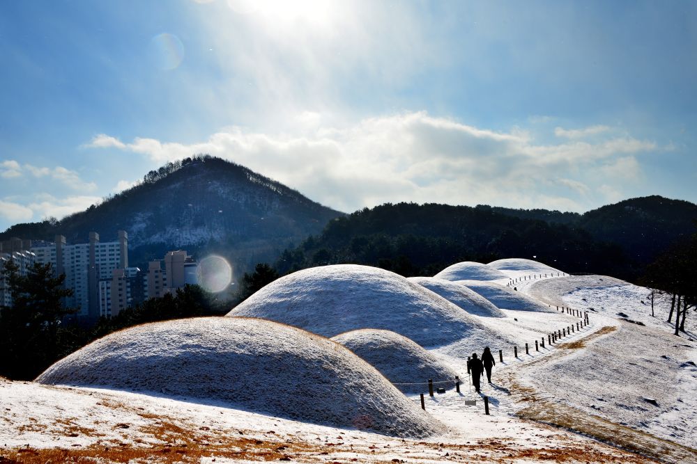 고분군에 뿌려진 눈꽃 / 사진=비짓부산 가작 이홍