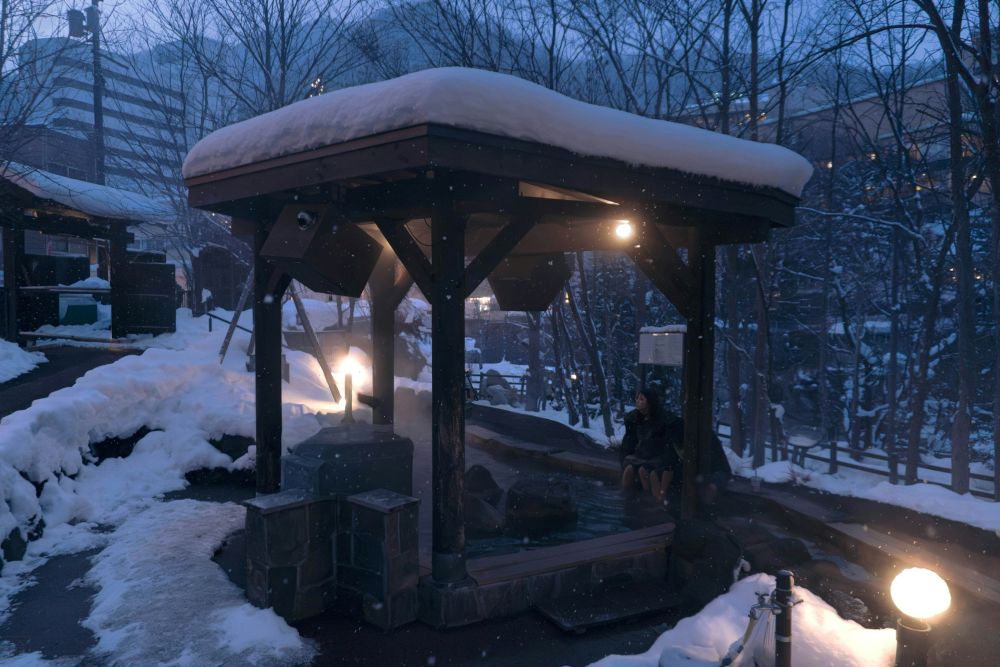 눈 속의 온천마을 / 사진=unsplash@hiding ninja