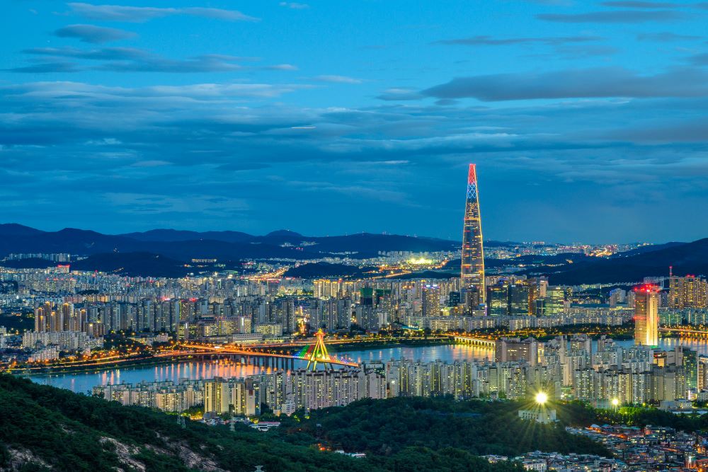 용마산 전망대에서 바라본 올림픽대교와 롯데타워 야경 / 사진=서울아카이브