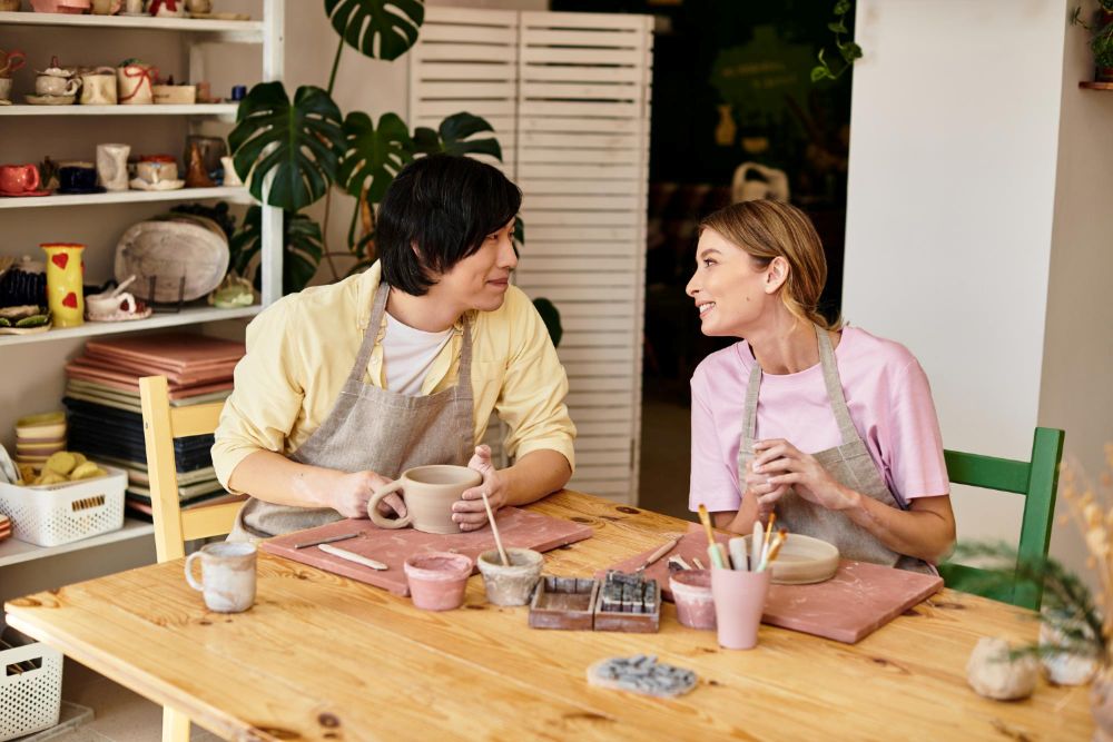 한국 전통 도자기를 체험 중인 외국인 / Designed by Freepik