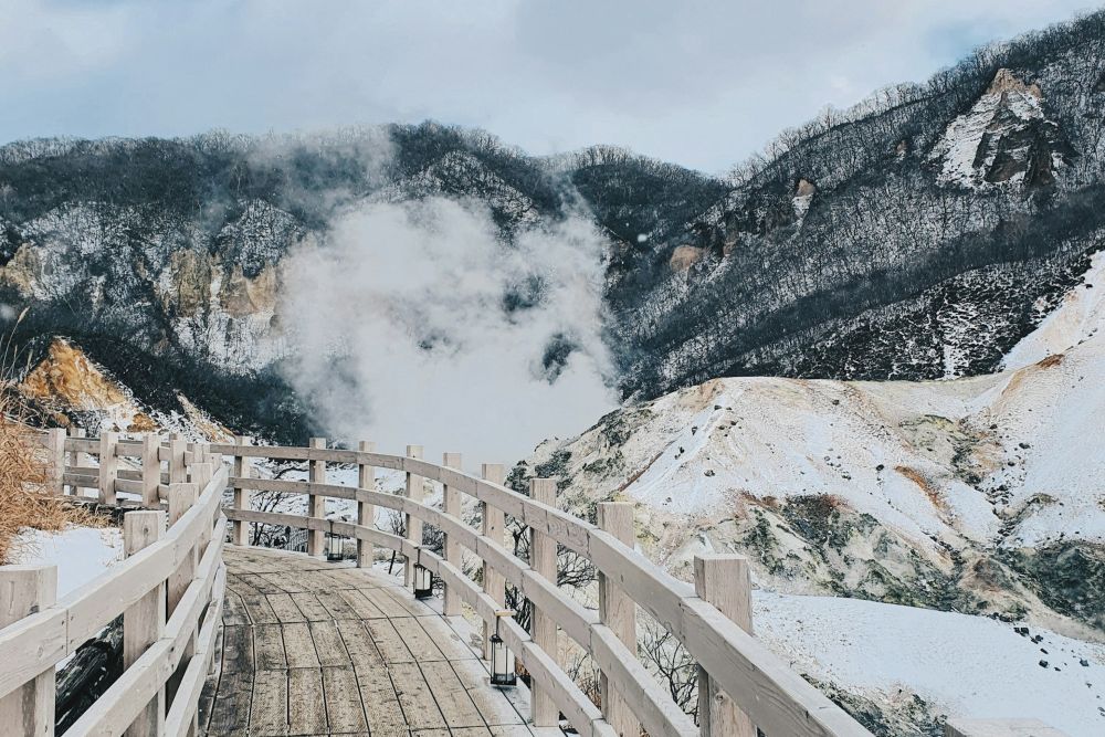 온천백화점 노보리베츠온천마을! 사진은 운젠지옥 / 사진=unsplash@lanLai