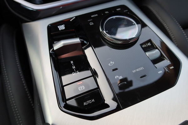 BMW X3 M50 xDrive pro 기어 등 조작버튼 [오두환 기자]