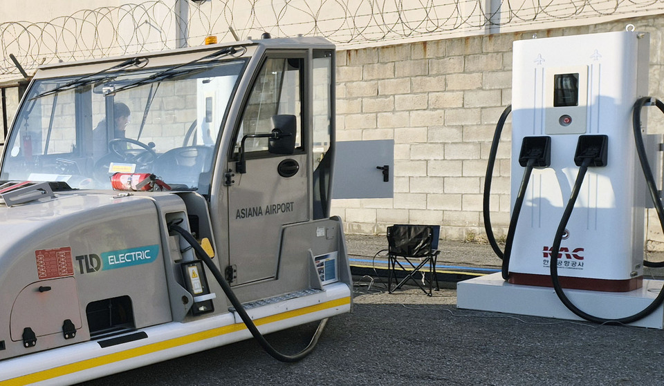 ▲ 김포공항 전기차 충전기(사진 우측)에서 지상조업용 차량이 충전하는 모습. /사진제공=한국공항공사