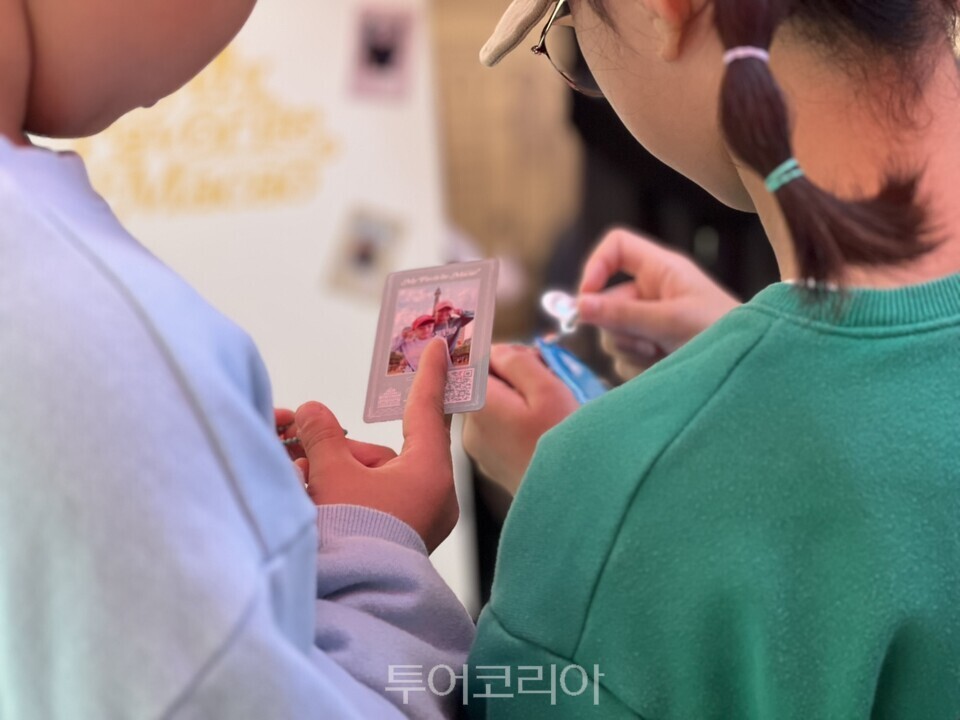 마카오정부관광청 부스 및 기념품 체험 참가자들 마스코트(MakMak)와 홍보 부스, AI 포토부스 체험/사진-마카오관광청