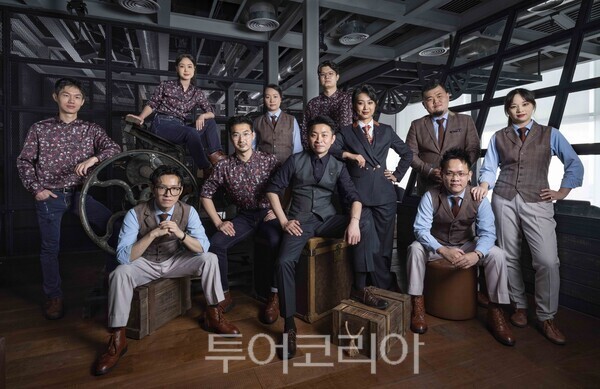 만다린 오리엔탈 선전의 헤드 바텐더 ‘타이거 창’ (Tiger Chang)과 MO Bar 팀 /사진-만다린 오리엔탈
