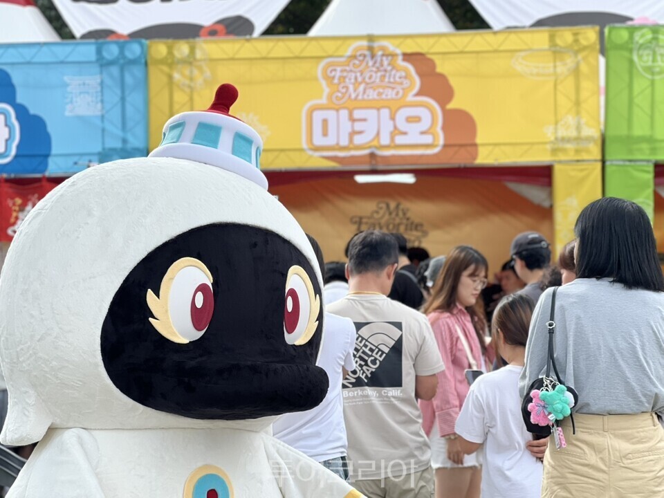 마카오정부관광청 부스 및 기념품 체험 참가자들 마스코트(MakMak)와 홍보 부스, AI 포토부스 체험/사진-마카오관광청