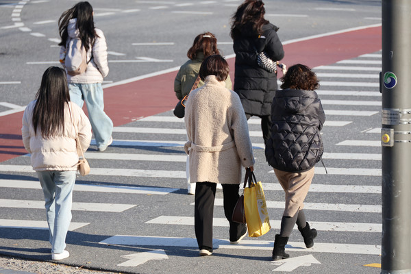 [두꺼워진 옷차림]. 대전 아침 기온이 영하권으로 떨어지며 추운 날씨를 보인 19일 오전 대전 서구 둔산동에서 두툼한 외투를 입은 시민들이 횡단보도를 건너고 있다. /사진=연합뉴스