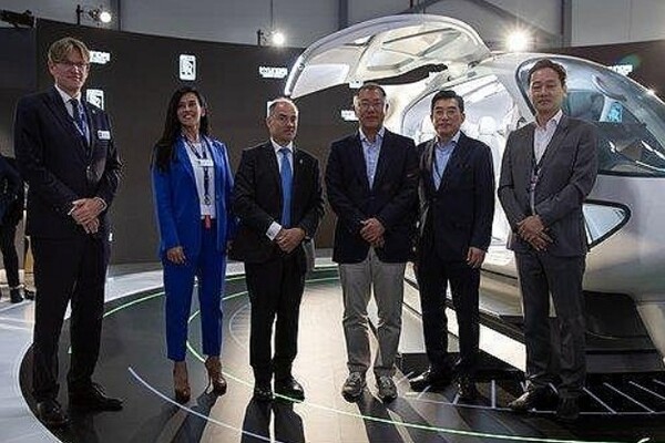 정의선 현대자동차그룹 회장(오른쪽 셋째)이 지난 2022년 7월18일 영국에서 열린 판버러 에어쇼 슈퍼널 부스에서 기념촬영을 하고 있다.  (사진=슈퍼널)