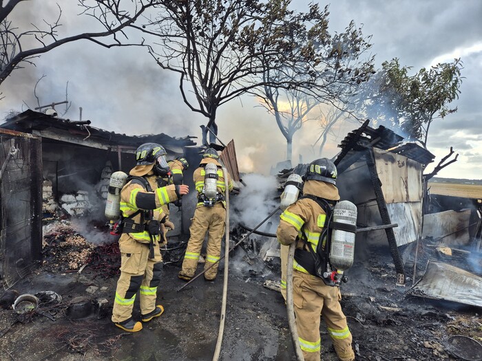 2일 오후 2시22분쯤 충남 보령시 남포면 삼현리의 한 주택 차고에서 불이 나 신고를 받고 출동한 소방관들이 화재를 진압하고 있다.(사진=보령소방서)