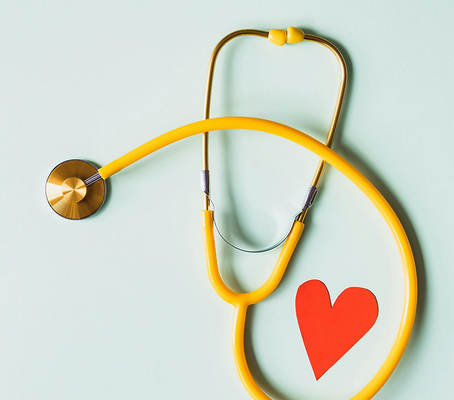 청진기와 하트 모형