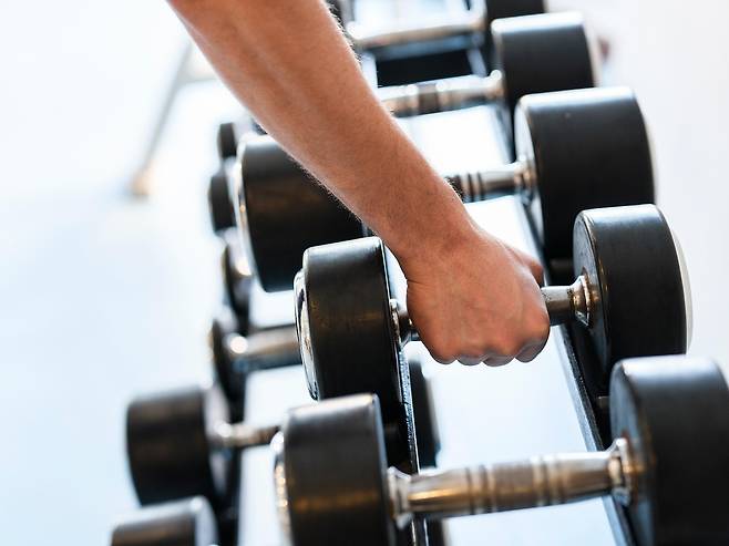 아령을 집은 손
