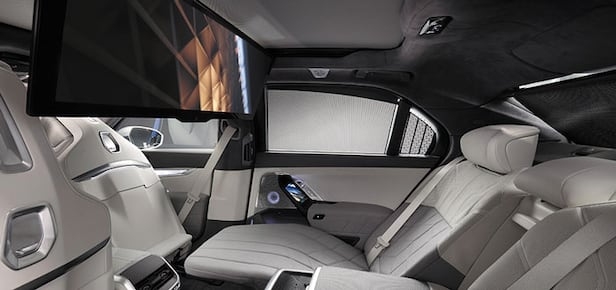 BMW i7 xDrive 60 뒷좌석에 마련된 파노라믹 뉴. 사진 | BMW코리아