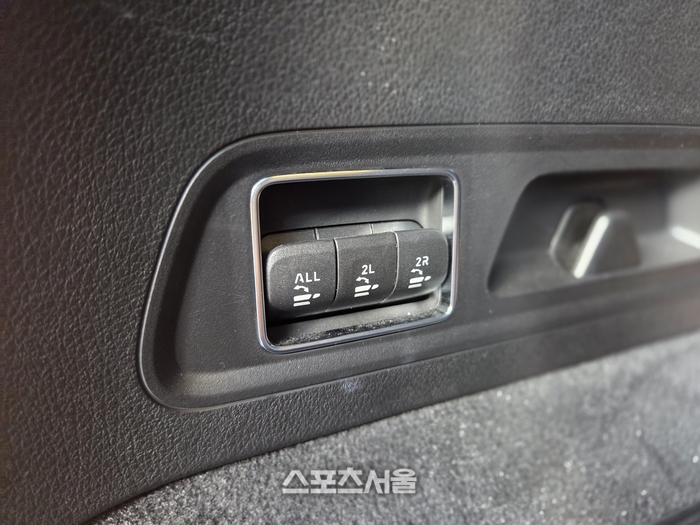 벤츠 GLS580 뒷면에 있는 버튼을 이용하면 2,3열 좌석을 자동으로 접고 펼 수 있다. 양평 | 원성윤 기자 socool@sportsseoul.com