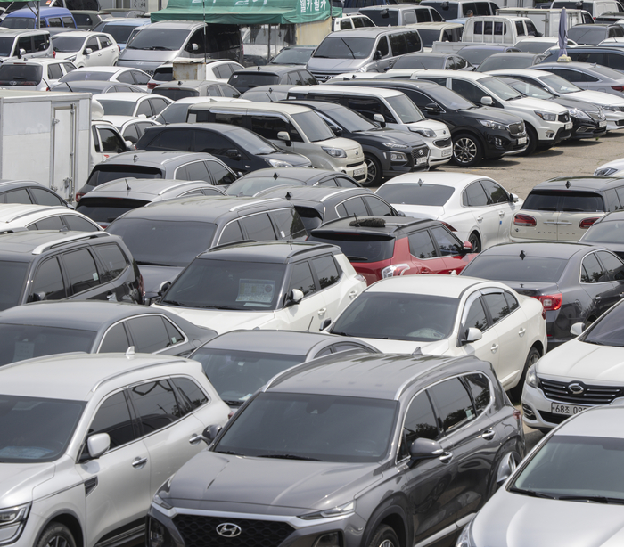 서울의 대표적인 오프라인 중고차 시장인 서울 장한평 중고차 매매 단지의 모습. 사진 | 연합뉴스