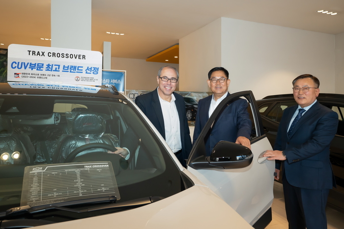 쉐보레 트랙스 크로스오버를 둘러보고 있는 구스타보 콜로시 부사장. 사진 | 한국GM